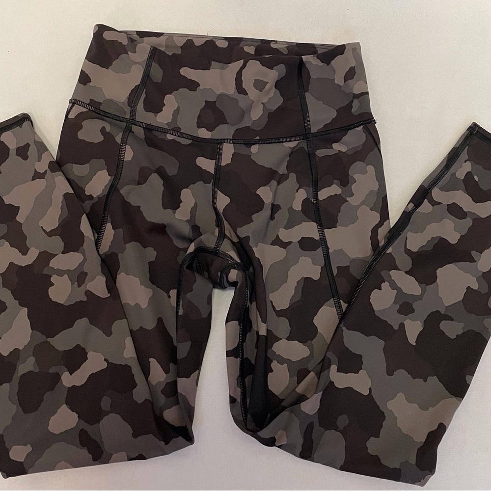 Athleta - Lightning Camo 7/8 Tight Size Small -